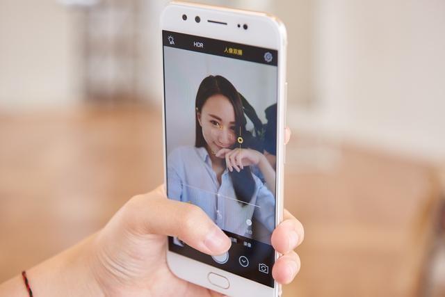 不知從何處來的女孩 视频截图